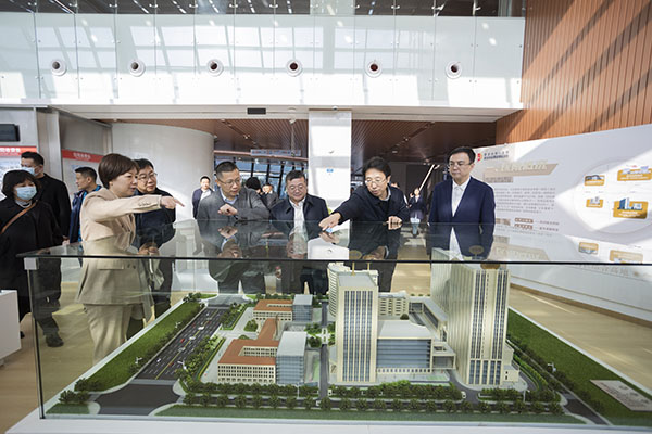 4.参观院区规划展.jpg